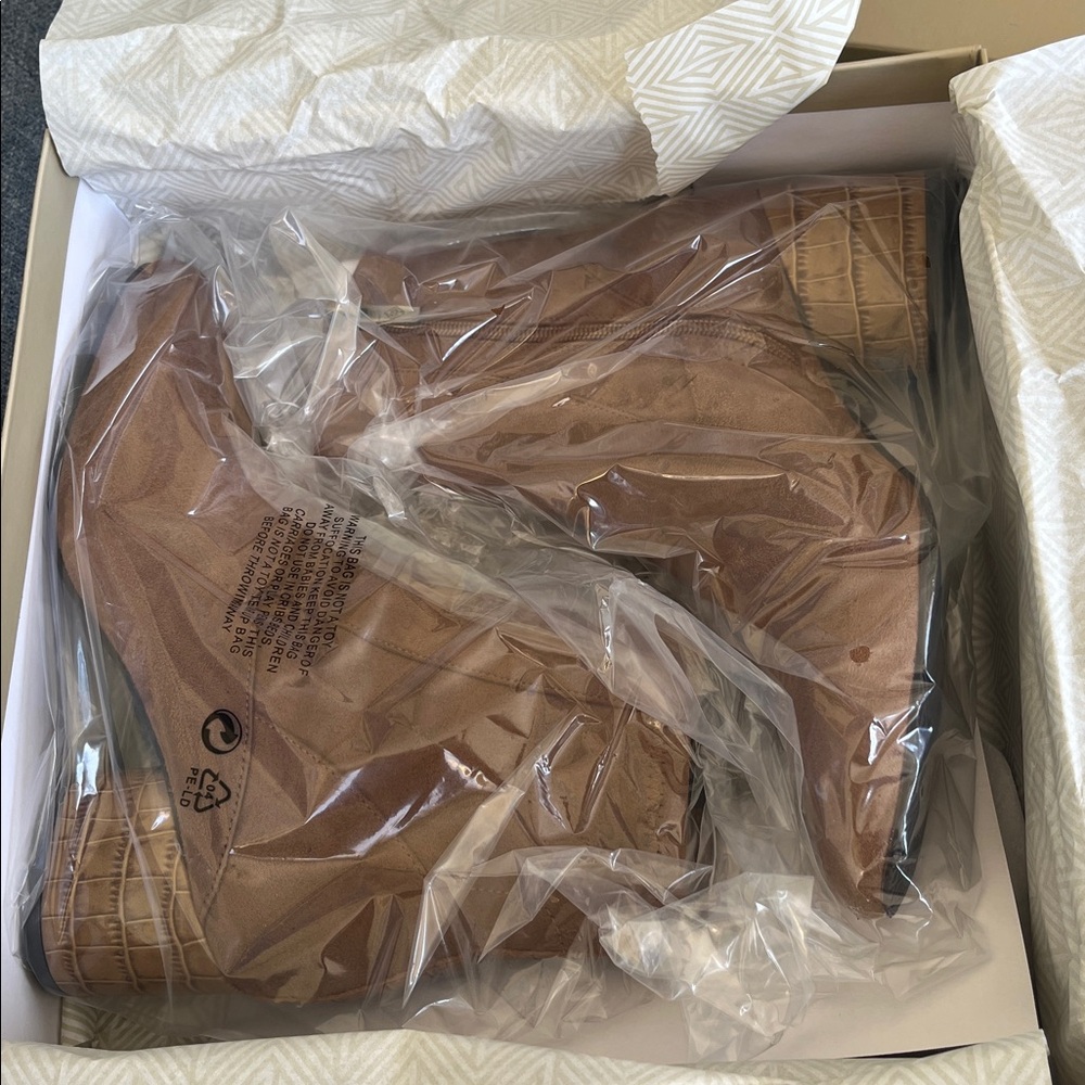 NIB Donald Pliner GAIGE Heeled Ankle Booties in Saddle - Picture 7 of 13
